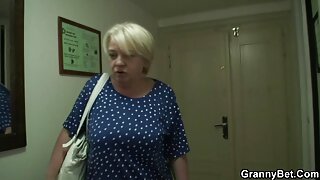 Kobieta czeskie porno filmy z dużymi cyckami daje murzynom